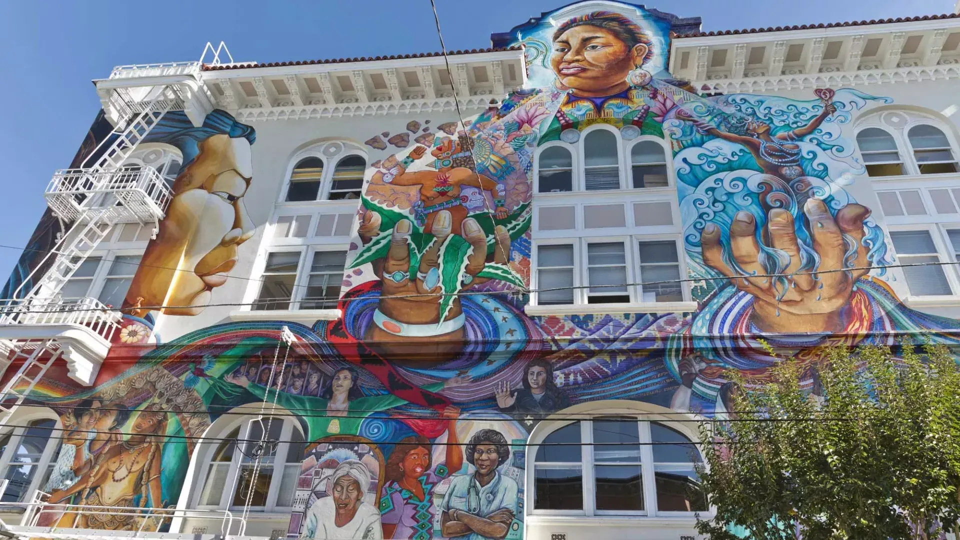 Un murale colorato e di grandi dimensioni ricopre la facciata del Women's Building nel 任务地区 di San Francisco.